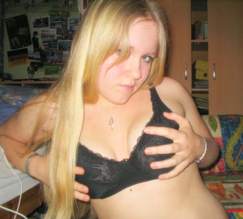 Chubby German teen posing at home — 16
